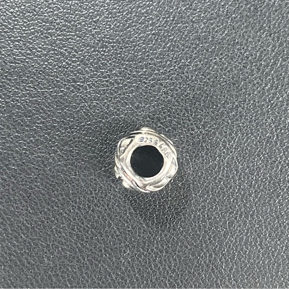 Trollbeads Retired Angles, Triangles Bead- 11136 - Picture 8 of 8